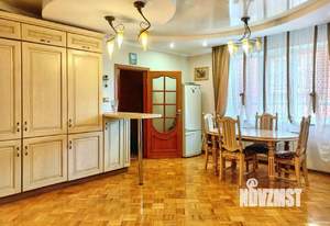 Дом 287м², 3-этажный, участок 4 сот.