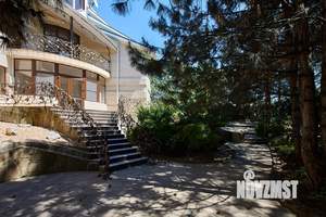 Дом 1100м², 3-этажный, участок 18 сот.