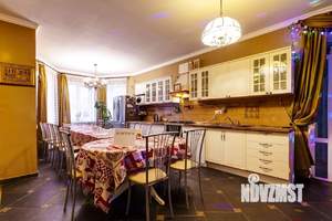 Дом 200м&sup2;, 2-этажный, на длительный срок, 