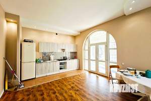 Дом 375м&sup2;, 3-этажный, на длительный срок, 