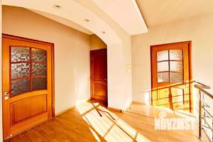 Дом 375м&sup2;, 3-этажный, на длительный срок, 