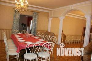 Дом 600м&sup2;, 3-этажный, посуточно, 