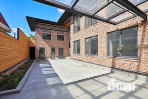 Дом 440м&sup2;, 3-этажный, участок 6 сот.  