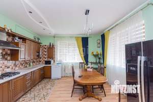 Дом 240м², 2-этажный, участок 6 сот.  