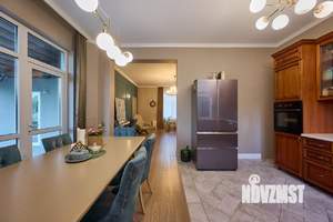 Дом 220м&sup2;, 2-этажный, участок 10 сот.  