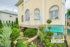 Дом 472м&sup2;, 2-этажный, участок 10 сот.  