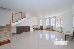 Дом 380м&sup2;, 2-этажный, участок 7 сот.  