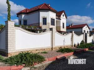 Дом 640м&sup2;, 3-этажный, участок 10 сот.  