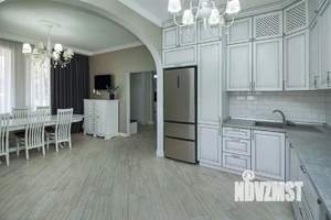 Дом 180м&sup2;, 2-этажный, участок 4 сот.  