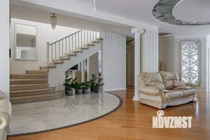 Дом 370м&sup2;, 2-этажный, участок 9 сот.  