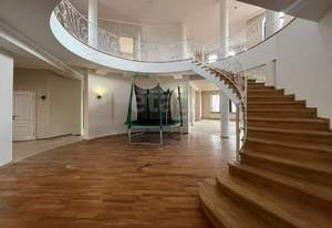 Дом 450м&sup2;, 2-этажный, участок 10 сот.  