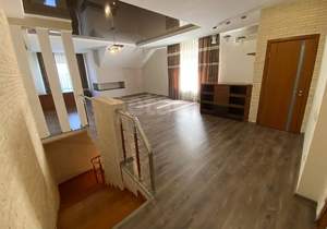 Дом 227м&sup2;, 3-этажный, участок 4 сот.  