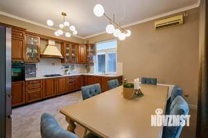 Дом 220м&sup2;, 2-этажный, участок 10 сот.  