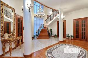 Дом 565м&sup2;, 2-этажный, участок 8 сот.  