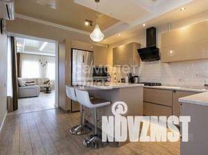 Дом 293м&sup2;, 2-этажный, участок 12 сот.  