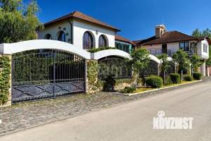 Дом 892м², 2-этажный, участок 19 сот.  