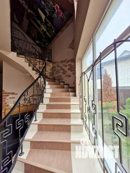 Дом 497м&sup2;, 2-этажный, участок 10 сот.  