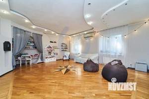 Дом 254м&sup2;, 3-этажный, участок 7 сот.  