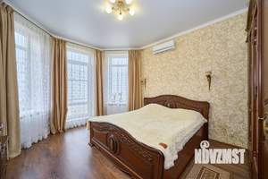 Дом 235м², 3-этажный, участок 10 сот.  