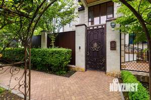 Дом 383м&sup2;, 2-этажный, участок 27 сот.  