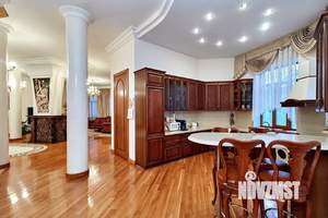 Дом 565м&sup2;, 2-этажный, участок 8 сот.  