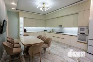 Дом 550м&sup2;, 3-этажный, участок 10 сот.  