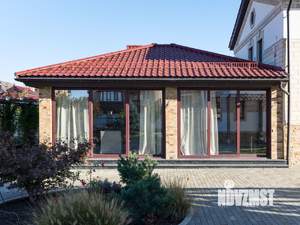 Дом 640м&sup2;, 3-этажный, участок 10 сот.  