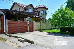 Дом 274м², 3-этажный, участок 6 сот.  