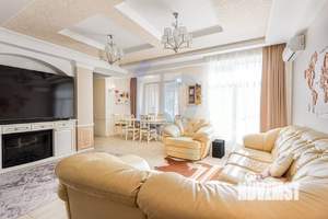 Дом 256м², 2-этажный, участок 7 сот.  