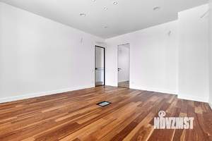 Дом 440м&sup2;, 3-этажный, участок 6 сот.  