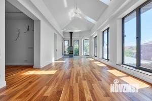 Дом 440м&sup2;, 3-этажный, участок 6 сот.  