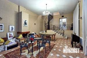 Дом 181м&sup2;, 3-этажный, участок 10 сот.  