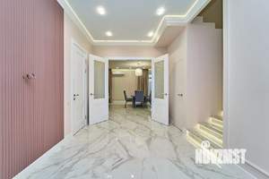 Дом 303м&sup2;, 2-этажный, участок 6 сот.  