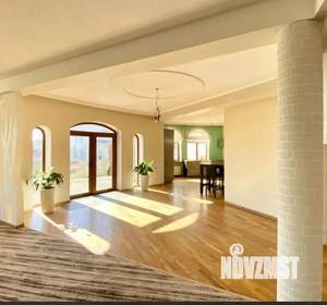 Дом 451м&sup2;, 2-этажный, участок 10 сот.  