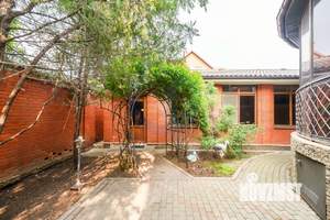 Дом 349м&sup2;, 3-этажный, участок 8 сот.  