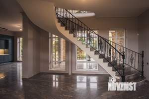 Дом 350м², 2-этажный, участок 15 сот.  