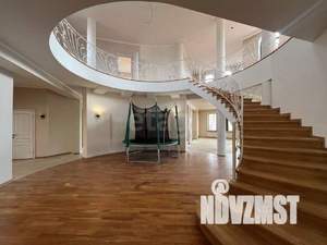 Дом 450м&sup2;, 2-этажный, участок 10 сот.  