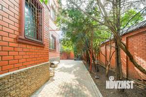 Дом 349м&sup2;, 3-этажный, участок 8 сот.  