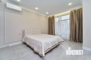 Дом 303м&sup2;, 2-этажный, участок 6 сот.  