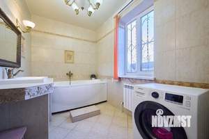 Дом 208м&sup2;, 2-этажный, участок 4 сот.  