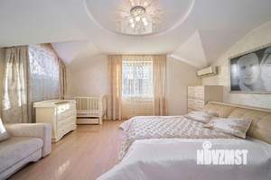 Дом 208м&sup2;, 2-этажный, участок 4 сот.  