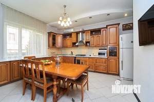 Дом 254м&sup2;, 3-этажный, участок 7 сот.  