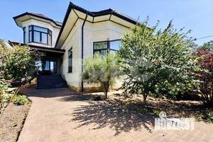 Дом 400м&sup2;, 3-этажный, участок 6 сот.  