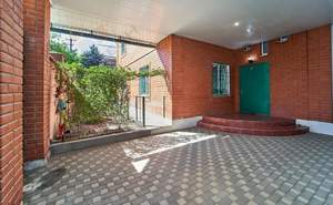 Дом 208м&sup2;, 3-этажный, участок 6 сот.  