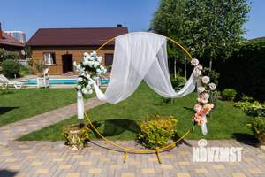 Коттедж 300м², 2-этажный, участок 10 сот.  